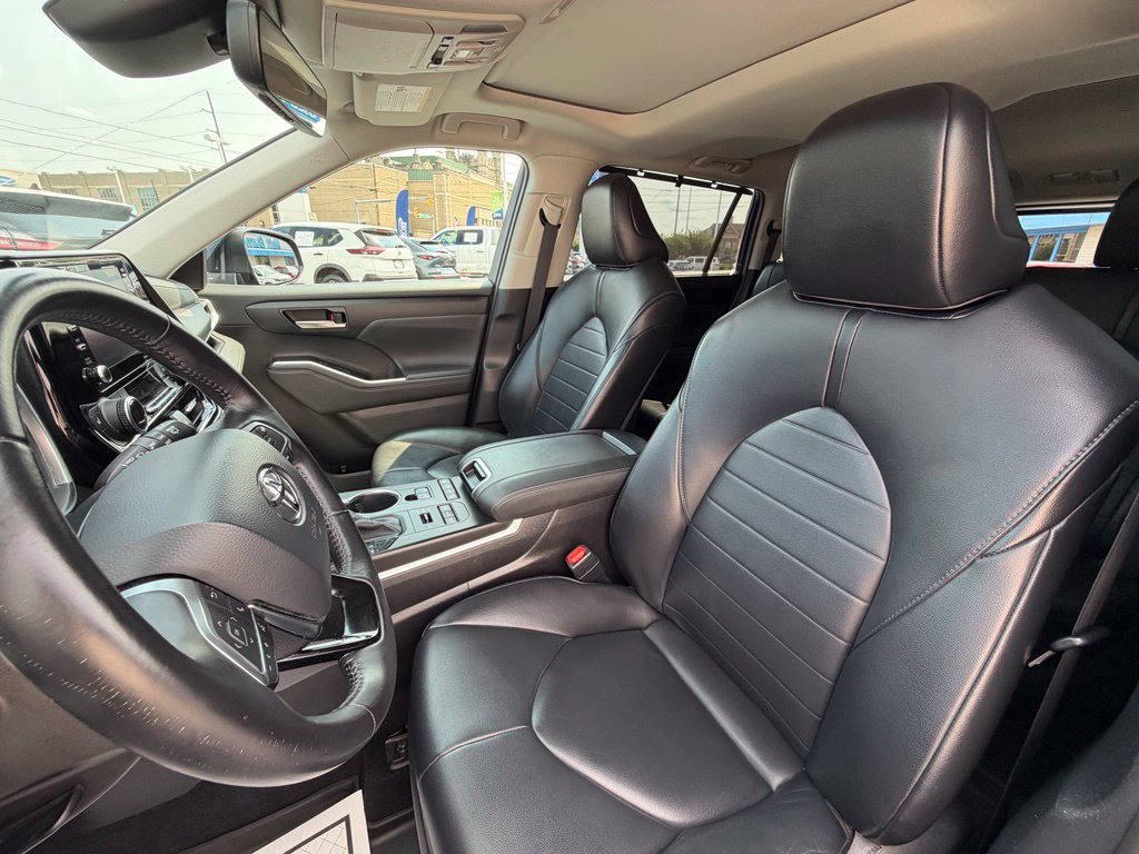 Used 2020 Toyota Highlander XLE AWD/4WD image 14