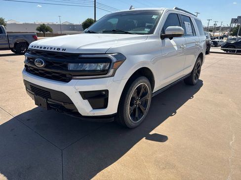 Used 2023 Ford Expedition Limited AWD/4WD image 3