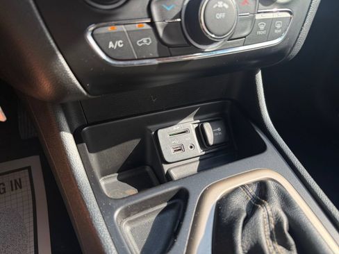 Used 2017 Jeep Cherokee Latitude FWD image 27