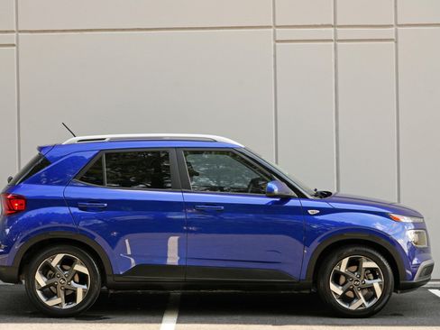 Used 2023 Hyundai Venue SEL FWD image 45