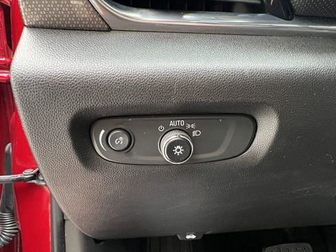 Used 2023 Chevrolet Traverse Premier image 21