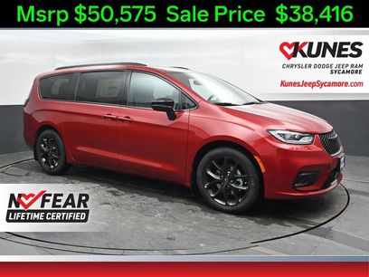 New 2026 Chrysler Pacifica Select w/ S Appearance Package