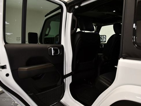 Used 2025 Jeep Wrangler Sahara image 37