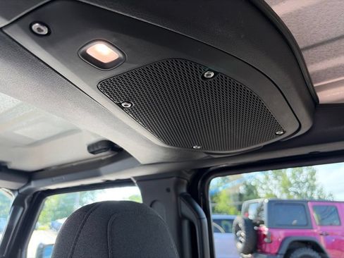 Used 2025 Jeep Wrangler Unlimited Sahara AWD/4WD image 14