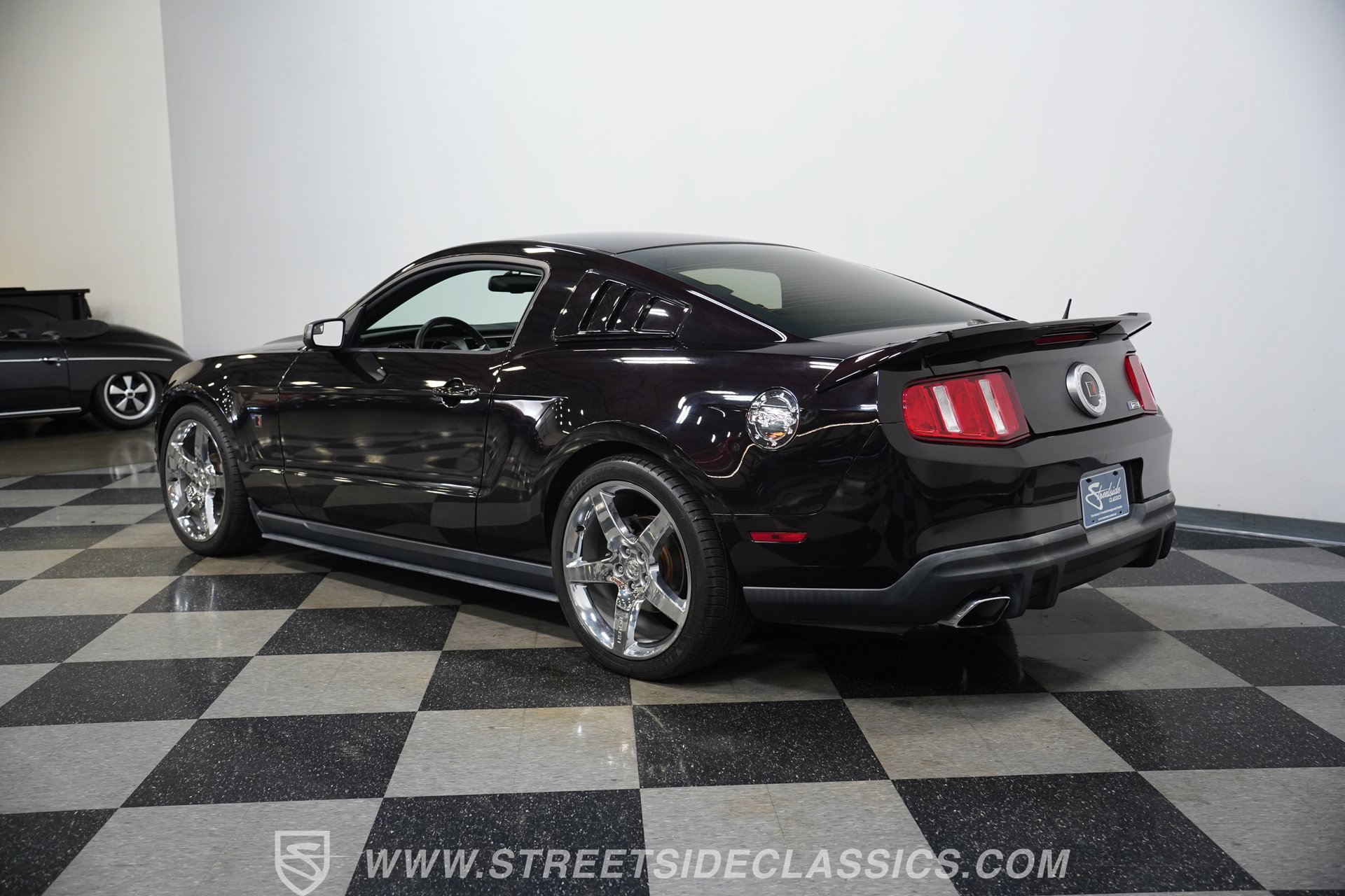 Used 2012 Ford Mustang GT Premium w/ HID Headlamps & Security Pkg RWD image 10