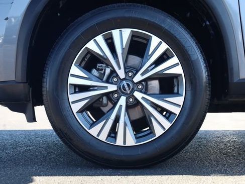 Used 2023 Nissan Rogue SV image 9