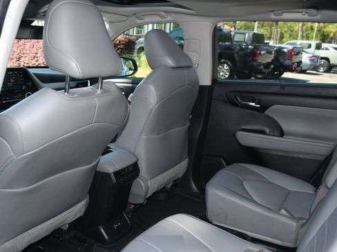 Used 2022 Toyota Highlander XLE image 16