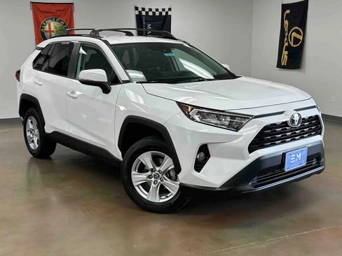 Used 2020 Toyota RAV4 XLE w/ XLE Grade Weather Package FWD image 2