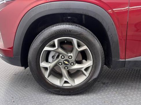 Used 2025 Chevrolet Trax LT w/ LT Convenience Package FWD image 36