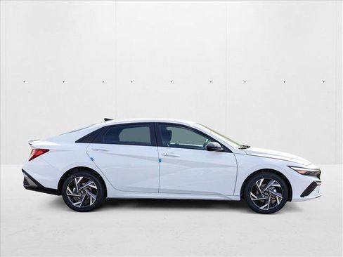 New 2025 Hyundai Elantra SEL image 4