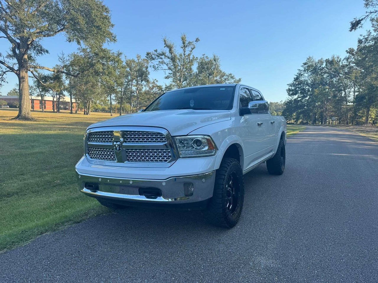 Used 2017 RAM 1500 Laramie w/ Convenience Group AWD/4WD image 4