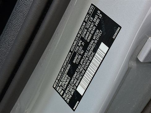 Used 2025 Volvo XC40 B5 Plus image 12