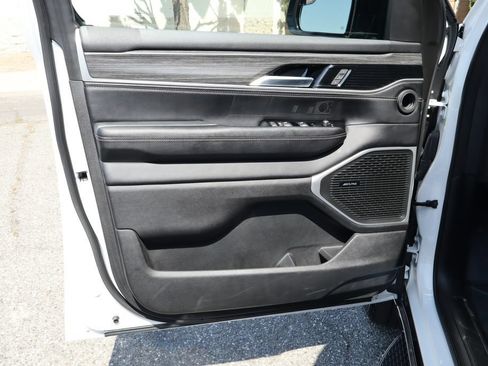Used 2023 Jeep Wagoneer Series III w/ Rear Seat Video Group 1 AWD/4WD image 18