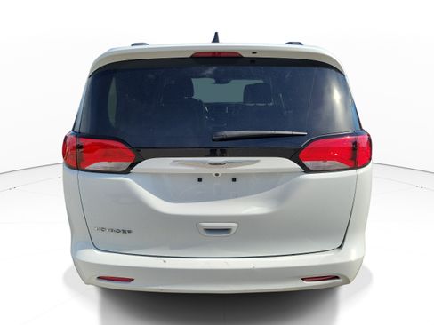Used 2021 Chrysler Voyager Lxi FWD image 4
