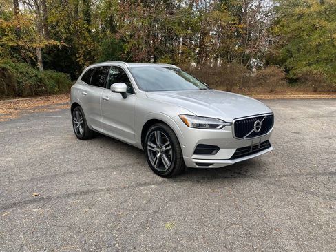 Used 2018 Volvo XC60 T5 Momentum w/ Vision Package image 3