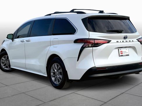 Used 2022 Toyota Sienna XLE image 10