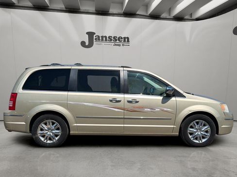 Used 2010 Chrysler Town & Country Limited w/ Entertainment Group #3 FWD image 5