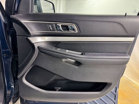 Used 2016 Ford Explorer XLT w/ Equipment Group 202A AWD/4WD image 19