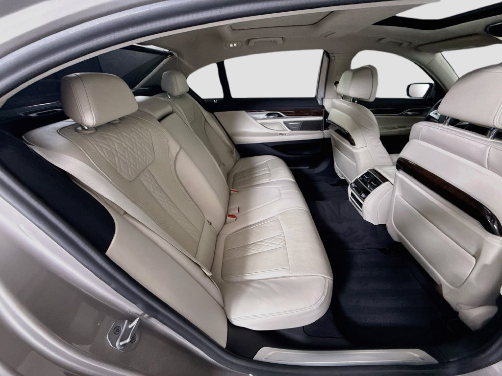 Used 2022 BMW 740i w/ Premium Package RWD image 22
