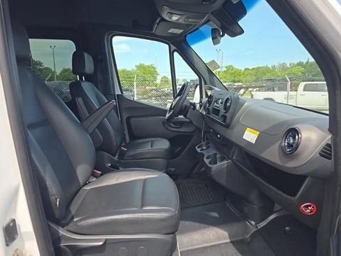 Used 2022 Mercedes-Benz Sprinter 2500 image 13