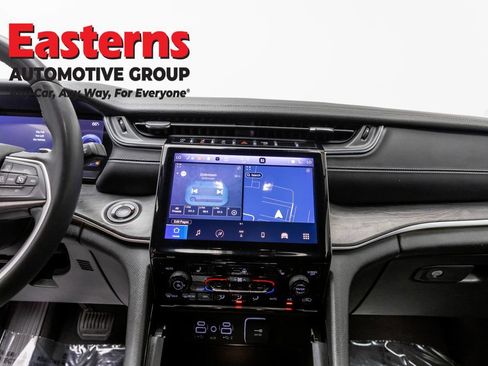 Used 2023 Jeep Grand Cherokee Limited w/ Black Appearance Package AWD/4WD image 12