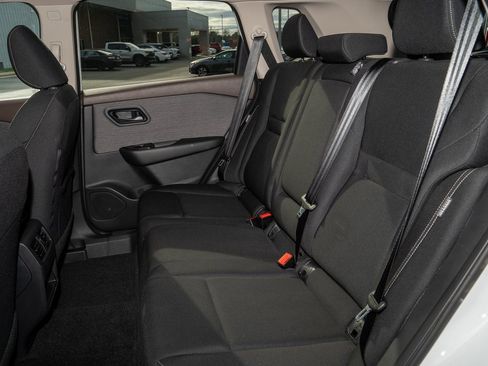 Used 2023 Nissan Rogue S image 7