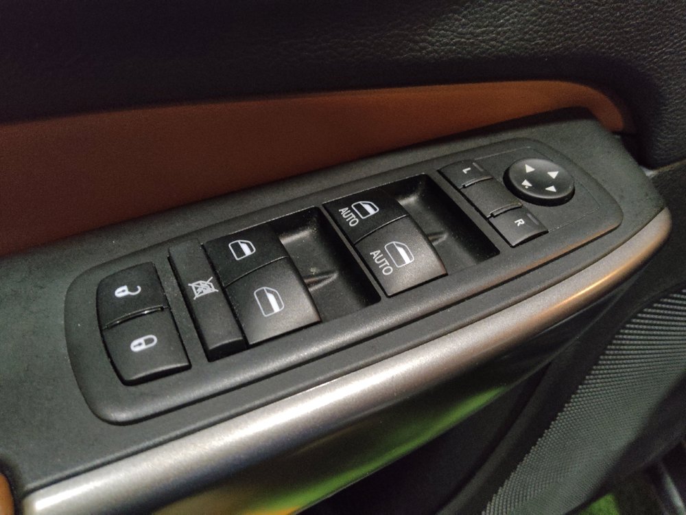 Used 2019 Jeep Cherokee Overland w/ Technology Group AWD/4WD image 27