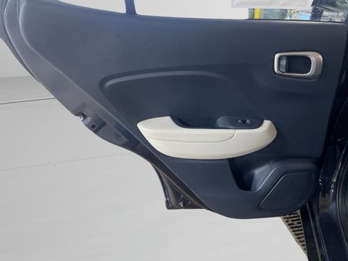 Used 2023 Hyundai Venue Limited image 10