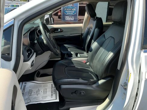 Used 2021 Chrysler Voyager Lxi image 8