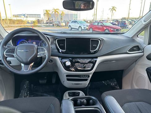 Used 2021 Chrysler Pacifica Touring image 14