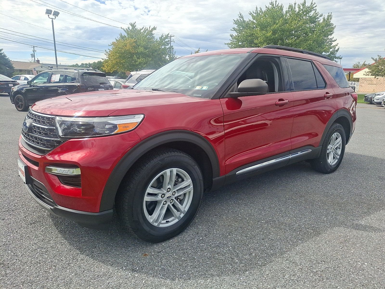 Used 2021 Ford Explorer XLT w/ Equipment Group 202A AWD/4WD image 3