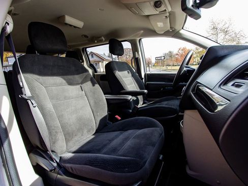 Used 2019 Dodge Grand Caravan SE w/ UConnect Hands-Free Group image 20