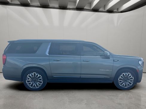 Used 2023 GMC Yukon XL Denali Ultimate AWD/4WD image 12