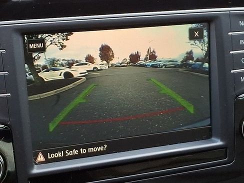 Used 2017 Volkswagen Golf R 4-Door image 18