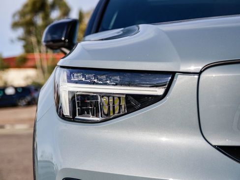 Used 2023 Volvo XC40 Recharge Plus image 11