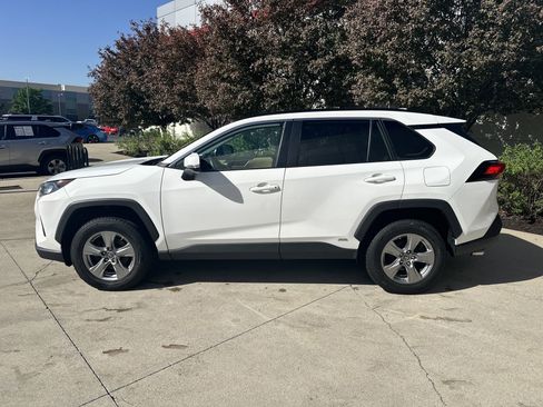 Used 2022 Toyota RAV4 LE AWD/4WD image 9