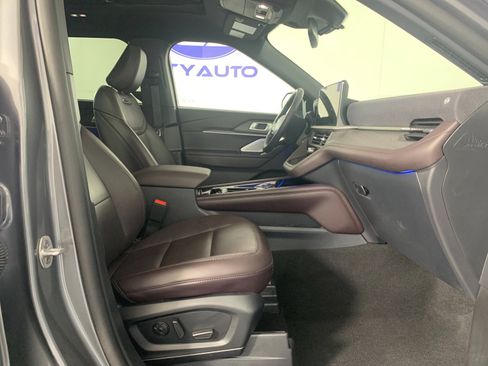 Used 2025 Ford Explorer Platinum RWD image 40