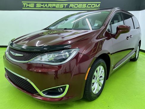 Used 2019 Chrysler Pacifica Touring-L FWD image 5