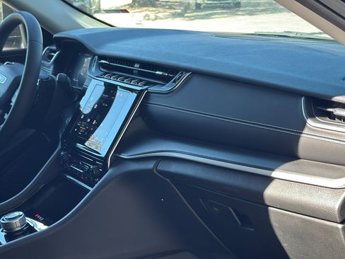 Used 2023 Jeep Grand Cherokee Laredo image 28