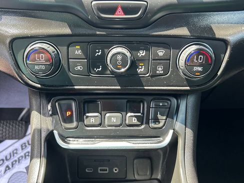 Used 2018 GMC Terrain Denali w/ Advanced Safety Package AWD/4WD image 27