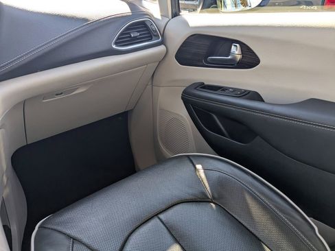 Used 2023 Chrysler Pacifica Limited image 18