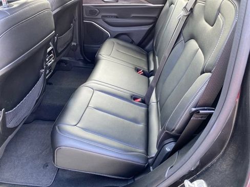 Used 2023 Jeep Grand Cherokee Limited AWD/4WD image 32