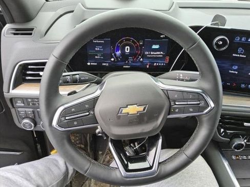 Used 2025 Chevrolet Suburban High Country image 8