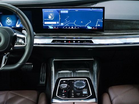 Used 2025 BMW 740i w/ Premium Package RWD image 13