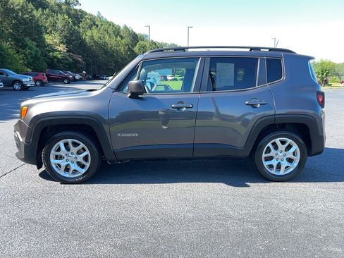 Used 2018 Jeep Renegade Latitude FWD image 8
