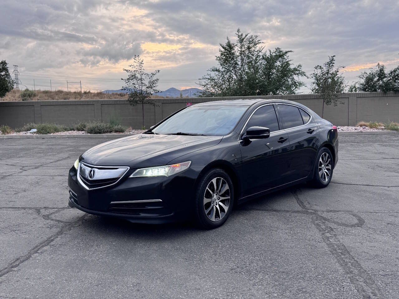 Used 2016 Acura TLX FWD image 2