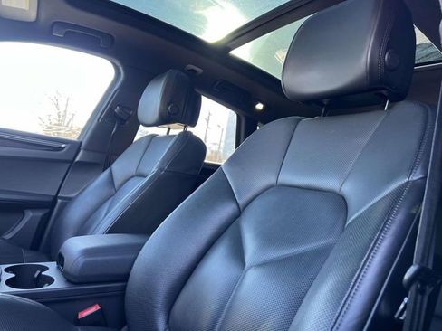 Certified 2023 Porsche Macan image 14