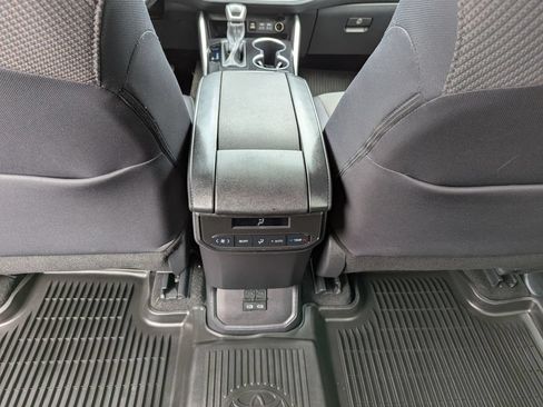 Used 2024 Toyota Highlander LE AWD/4WD image 36
