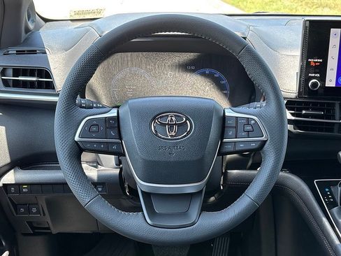 Used 2026 Toyota Sienna Limited FWD image 19