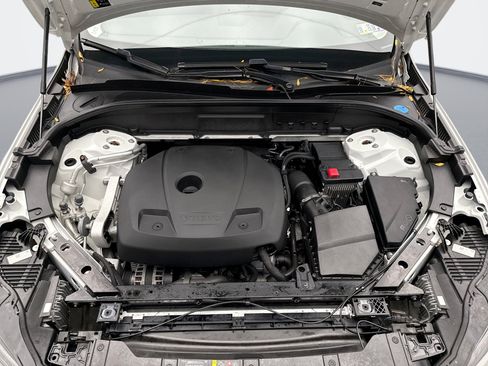 Used 2021 Volvo XC60 T5 Momentum image 25